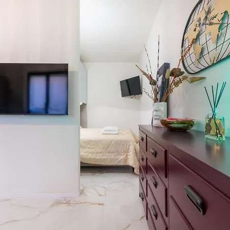 Apartment Guesthost - Piazza Garibaldi Lovely Flat *